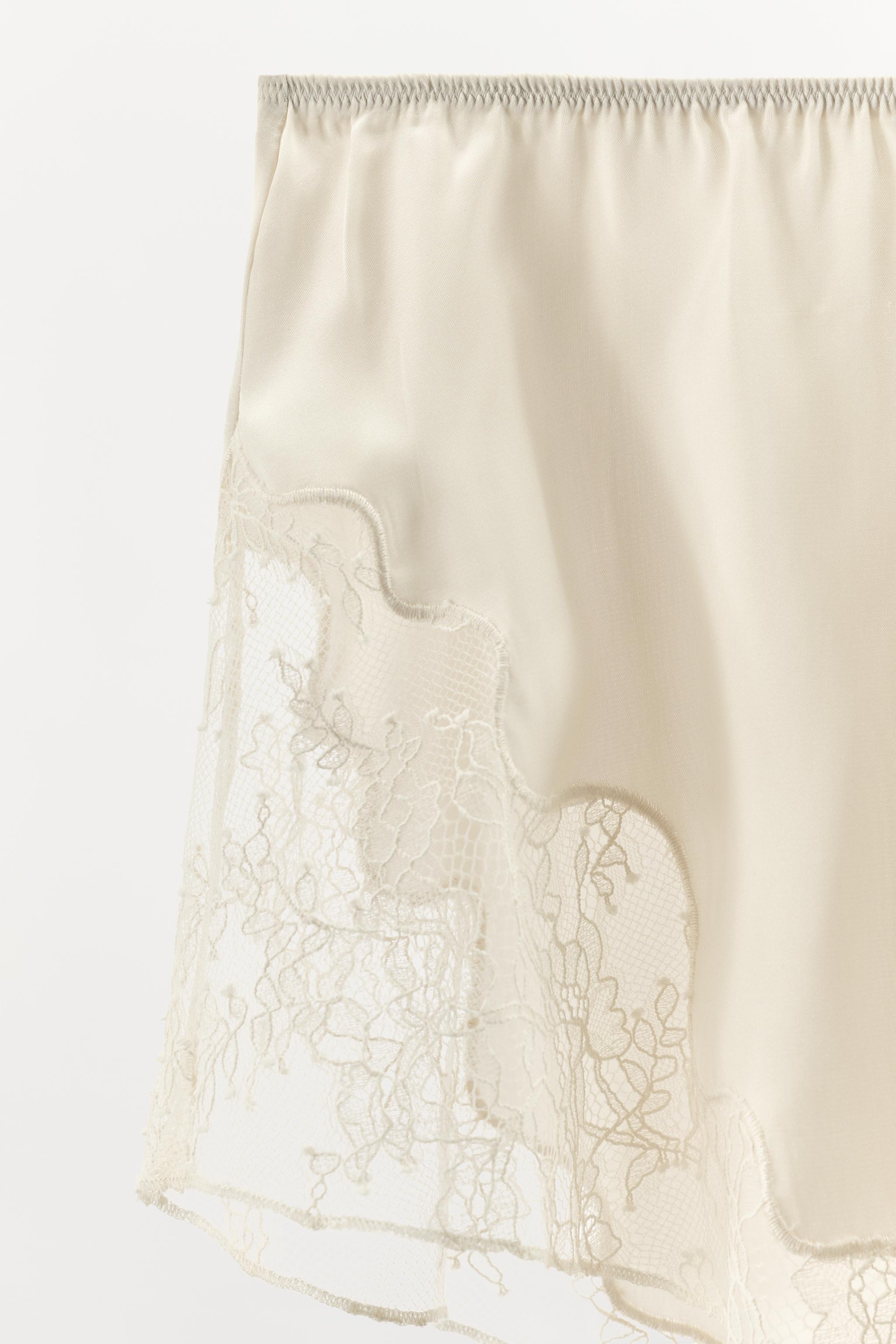 SHORT STYLE LINGERIE SATINÉ AVEC DENTELLE